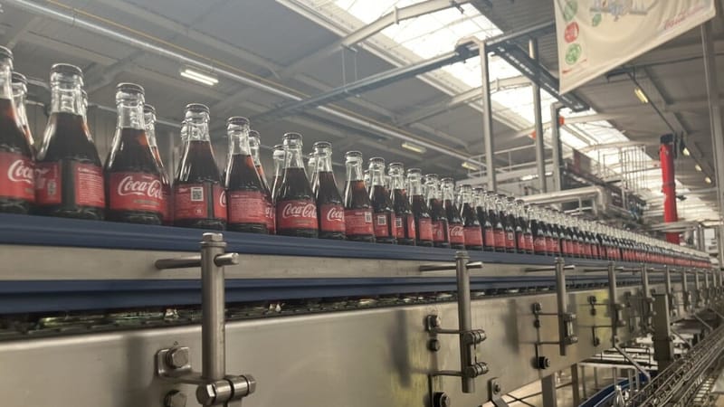 Sur le site des Pennes-Mirabeau, les différents produits de la marque Coca-Cola sont mis en bouteille. Les bouteilles sont consignées, et donc réutilisées.