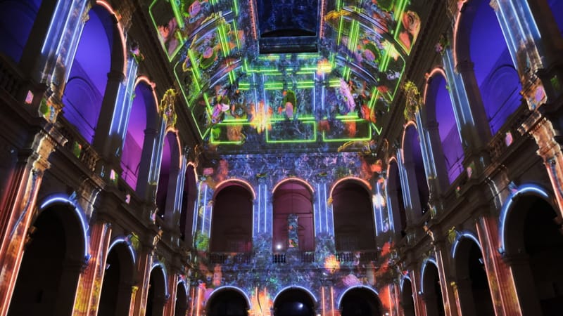 Au son de l’orchestre philharmonique de Prague, une ode au fleuve La Moldau est projetée jusqu’au mois de janvier, au Palais de la Bourse.