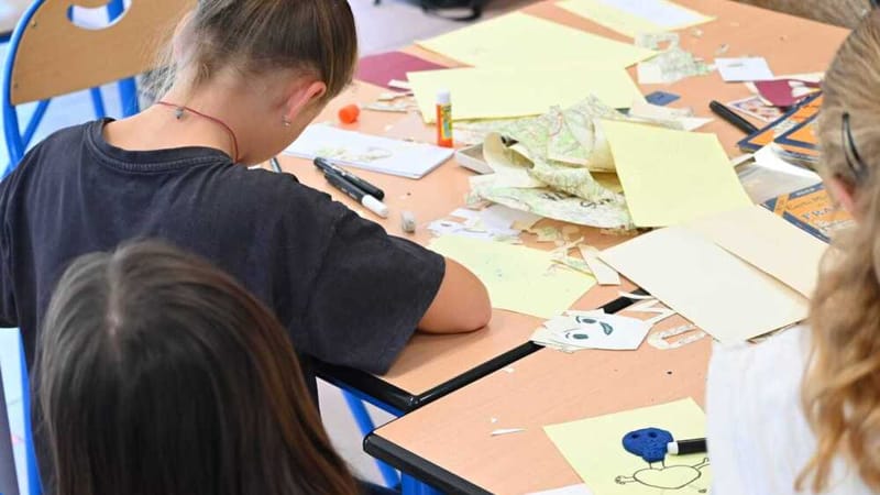 Autour des tables, les jeunes artistes concentrés donnent vie à leurs personnages à travers dessin et collage.