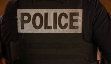 Poursuivi par un homme armé d'un couteau, un employé de bar sort un pistolet à Marseille