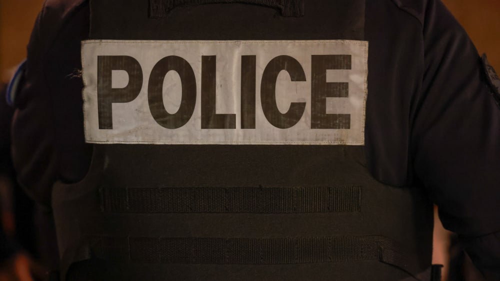 Poursuivi par un homme armé d'un couteau, un employé de bar sort un pistolet à Marseille