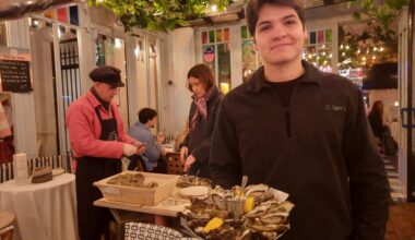 Avec leurs huîtres à un euro et une ambiance festive garantie, ils ont séduit les bistrots de Paris