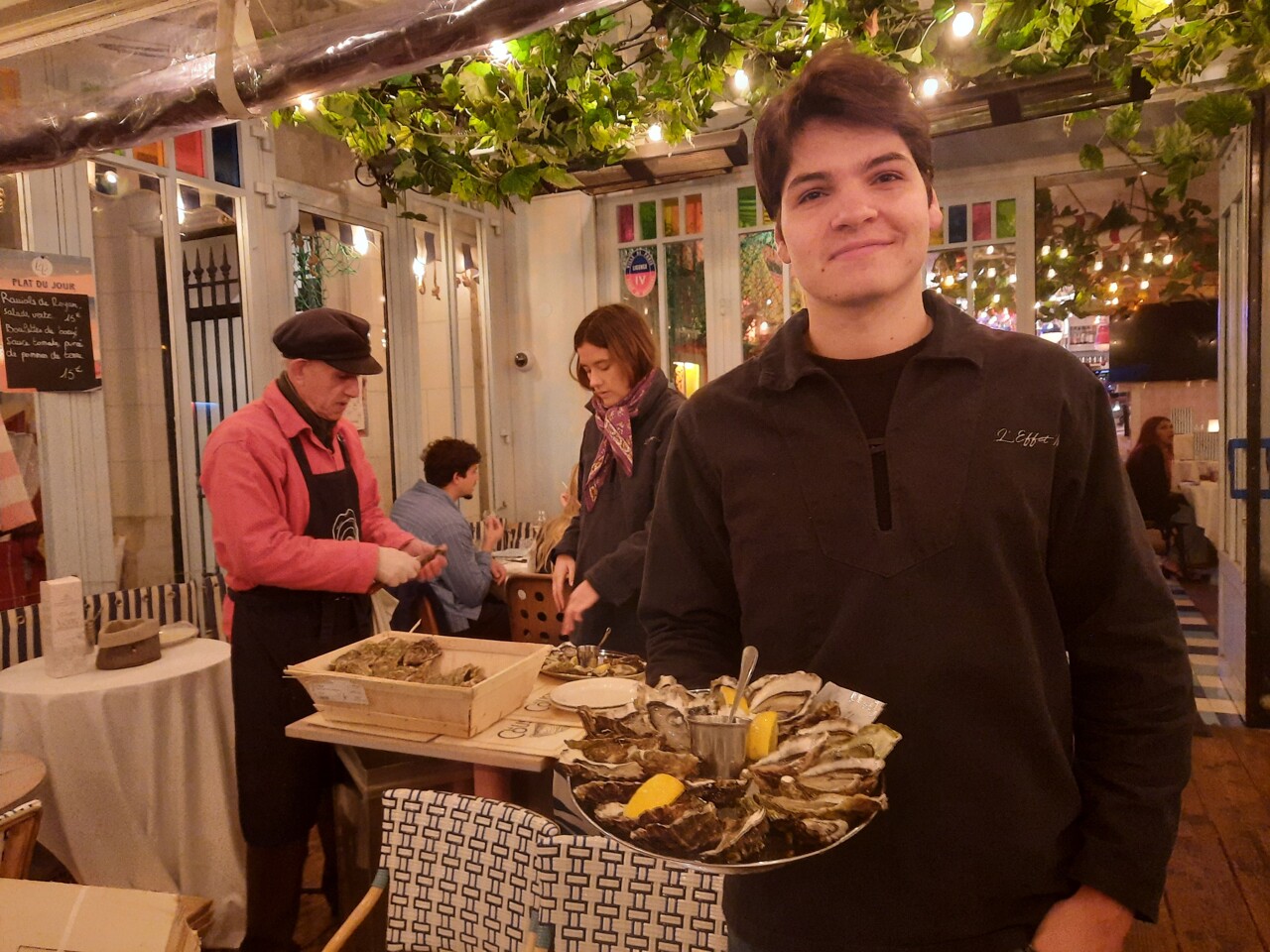 Avec leurs huîtres à un euro et une ambiance festive garantie, ils ont séduit les bistrots de Paris