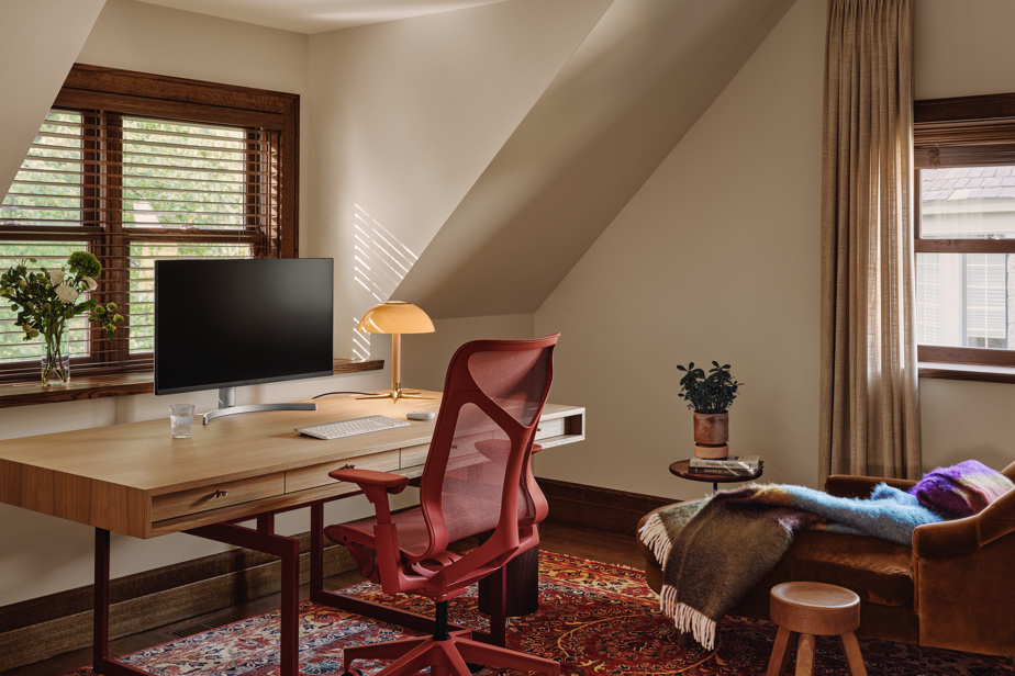 Le bureau de la propriétaire conjugue minimalisme et raffinement.