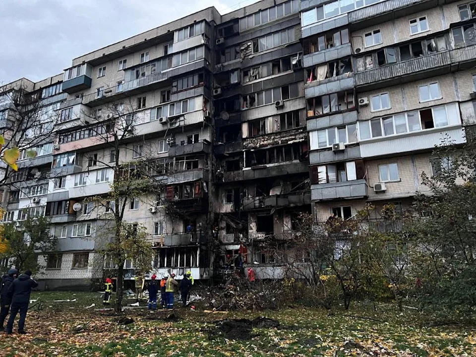 Photo d’illustration montrant des sauveteurs dans les décombres d’un immeuble résidentiel dans le quartier de Desnianskyi, touché par un drone russe à Kiev, en Ukraine, le 26 octobre 2025.