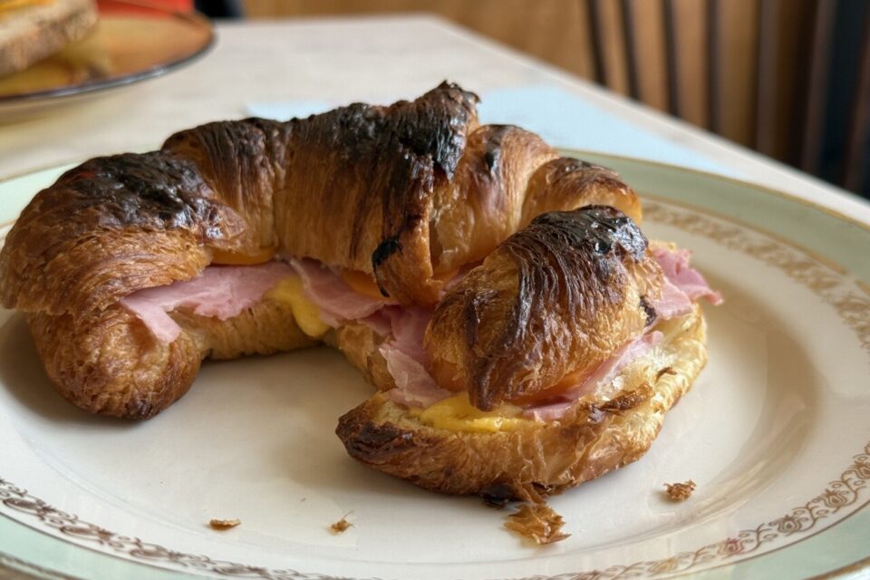 Le croissant salé avec du jambon et du fromage va rester à la carte du Café Françoise de Lille (Nord). Dans cette version, on a de la mimolette !