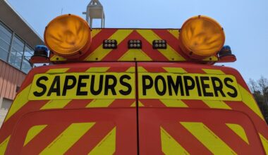 choc entre une voiture et un train à un passage à niveaux, les secours sur place