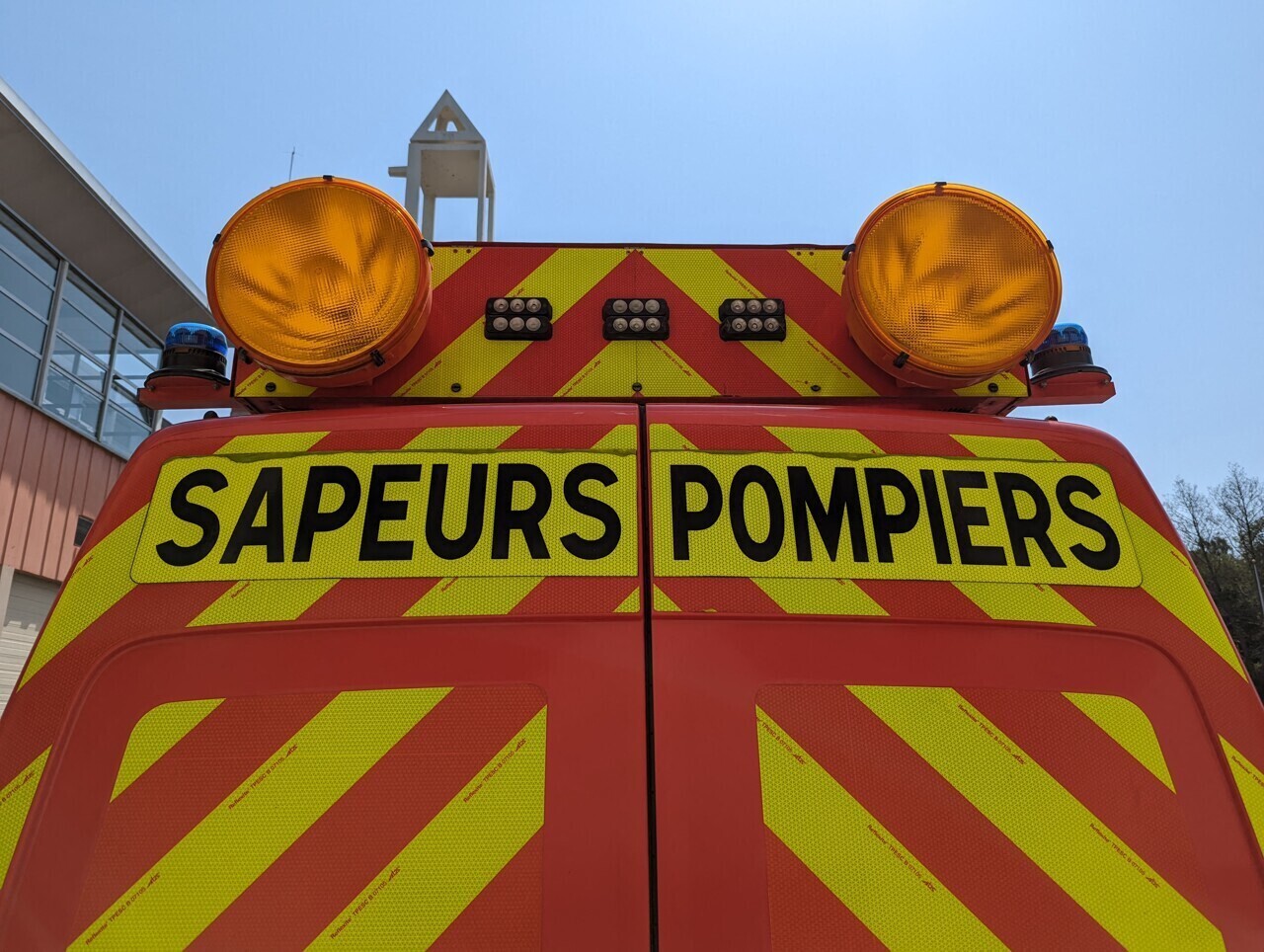 choc entre une voiture et un train à un passage à niveaux, les secours sur place