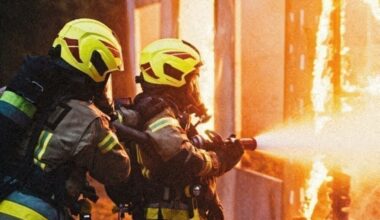 les flammes se propagent à un immeuble