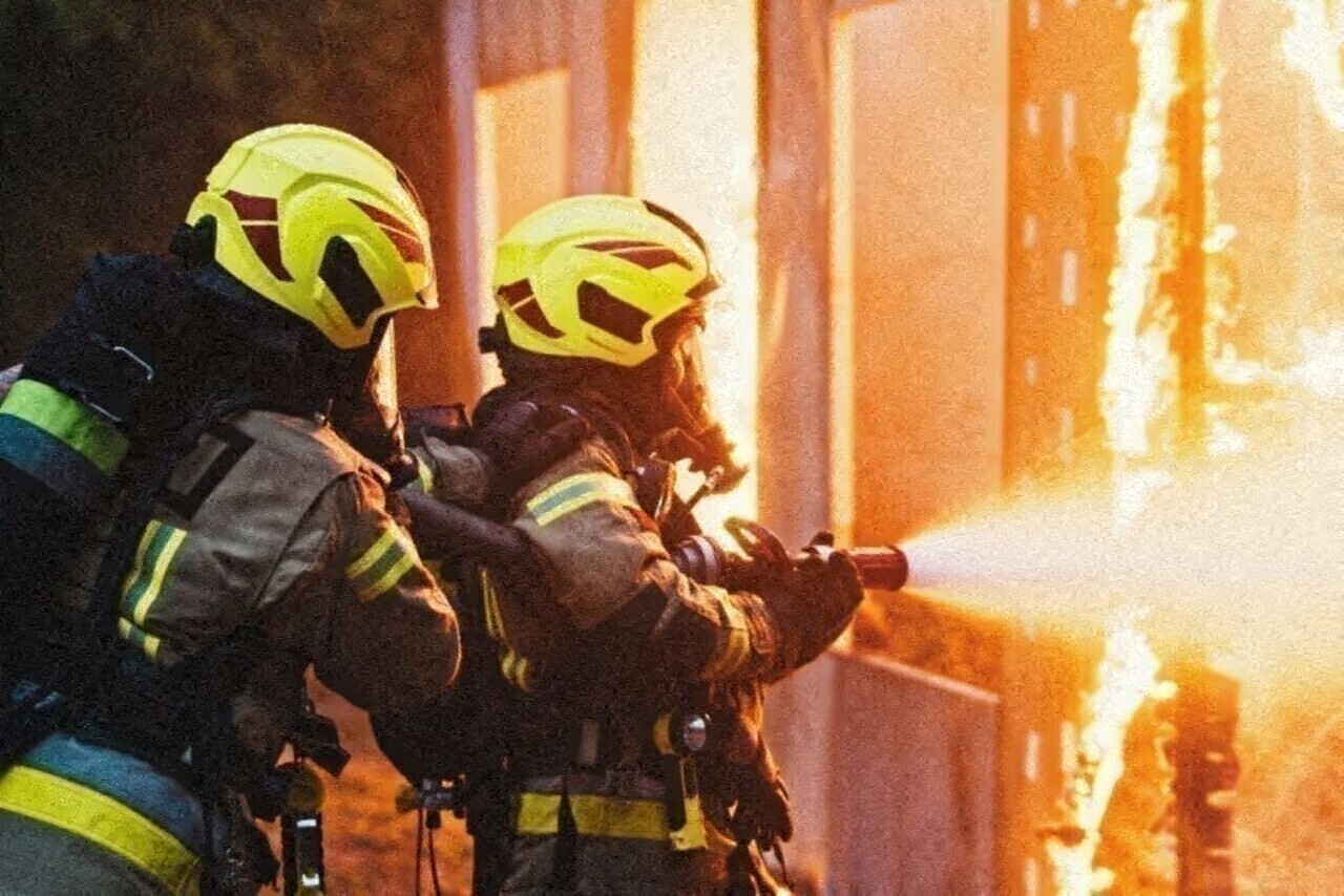 les flammes se propagent à un immeuble