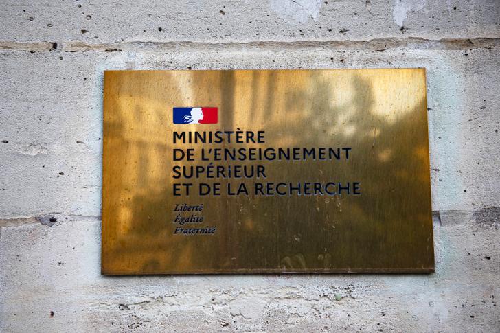 Devant le ministère de l’Éducation nationale, à Paris, le 1er août 2025.