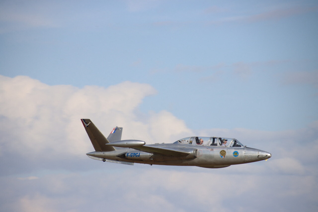 un avion de chasse à l'origine de l'énorme détonation