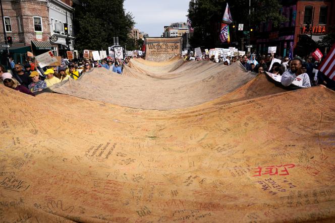 Une banderole signée, représentant la Constitution américaine, lors d’une manifestation « No Kings » à Washington DC, le 18 octobre 2025.
