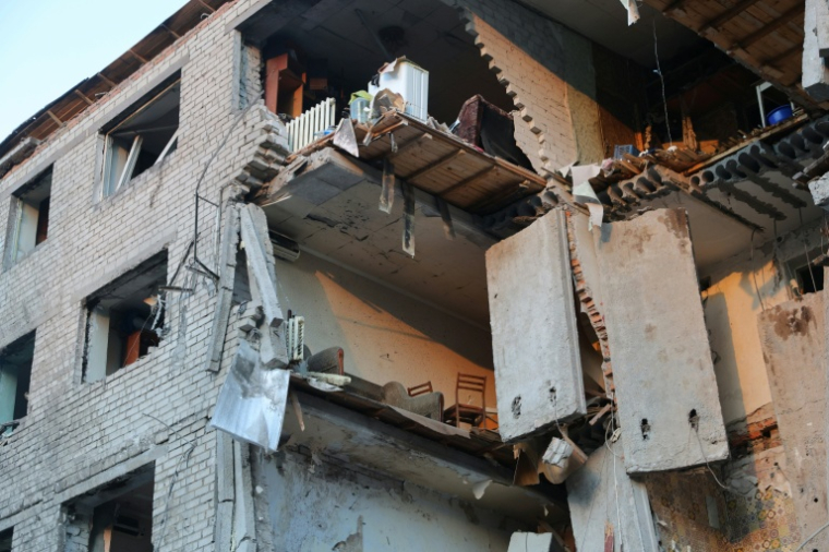 Un immeuble touché par une attaque russe à Zaporijjia, en Ukraine, le 30 octobre 2025 ( AFP / Marina MOISEIENKO )