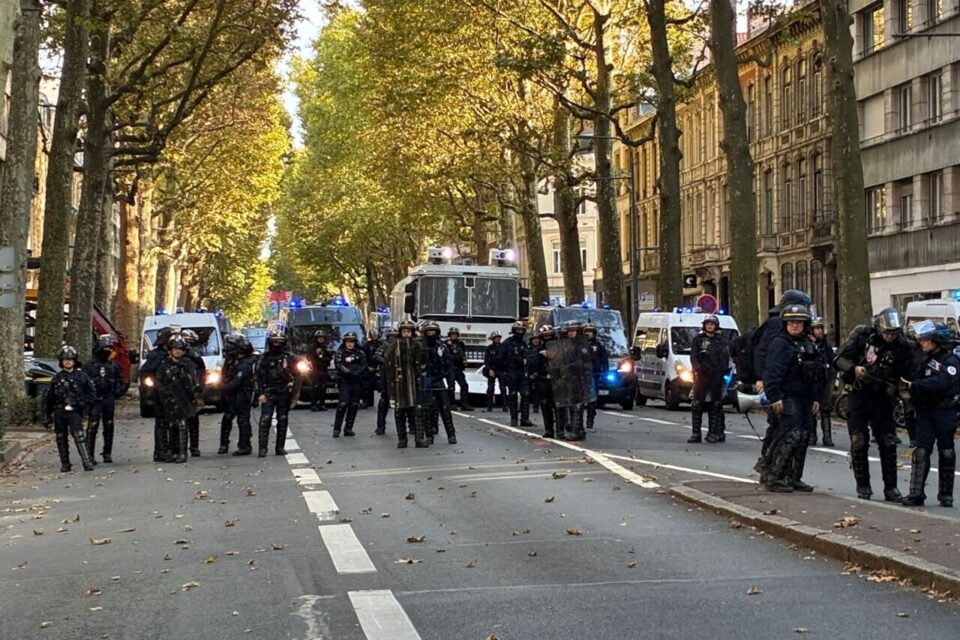 Les équipages de police sont mobilisés pour encadrer la manifestation. Ils sont en nombre, boulevard de la Liberté à Lille (Nord) ce jeudi 2 octobre 2025.