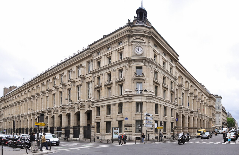 La poste centrale du Louvre, au carrefour entre la rue du Louvre et la rue EtienneMarcel (Crédit photo: Philippe Alès - Wikimedia commons)
