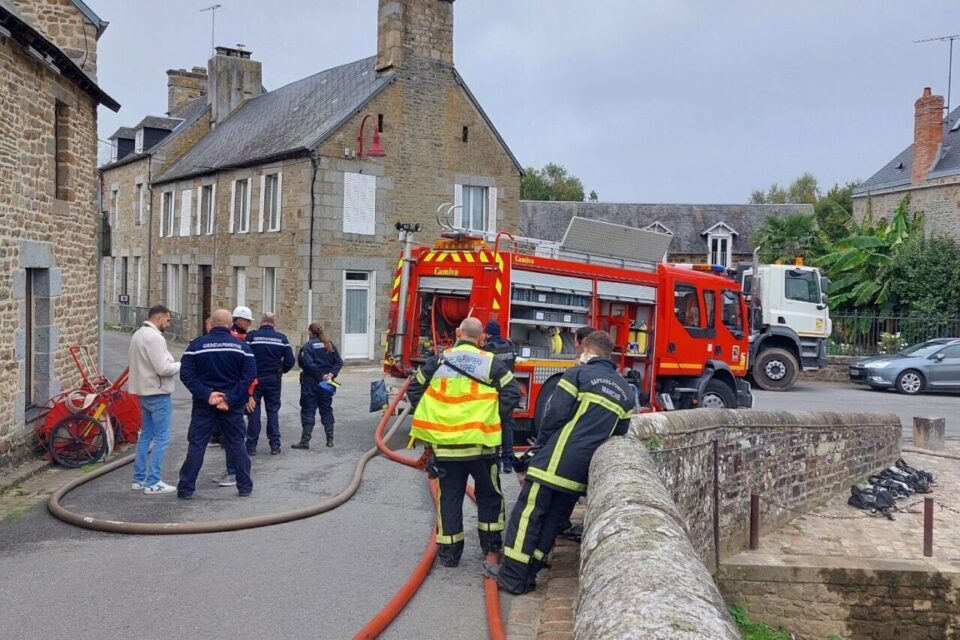 Le lieu-dit le Pavement à Poilley (Manche) est bloqué par les gendarmes et les pompiers du sud de la Manche. Le tragique incendie a fait deux morts et un jeune enfant est hospitalisé.