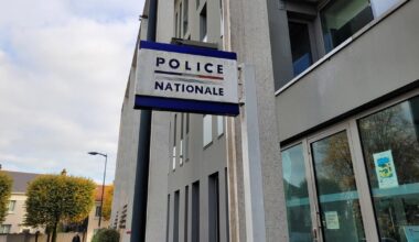 un homme agressé à coups de couteau, de hache et de batte de baseball près d’une mosquée