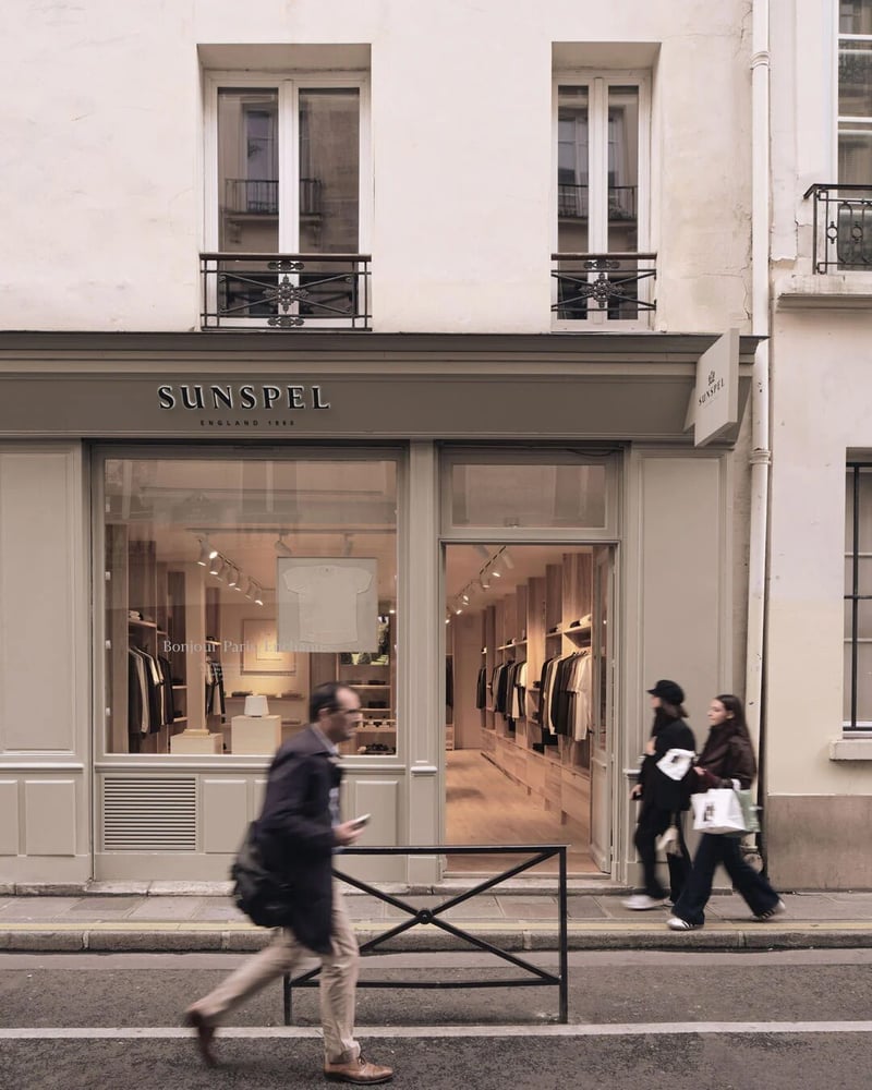 Devanture de la boutique parisienne de Sunspel