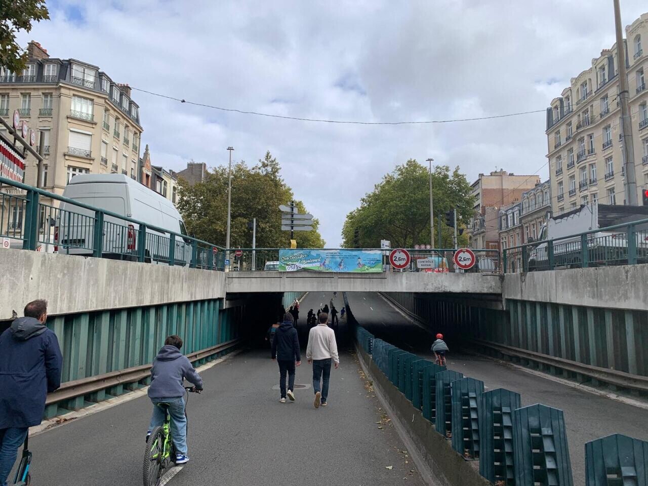 EN IMAGES. À La Madeleine, cyclistes, joggeurs et piétons s'approprient le Grand boulevard