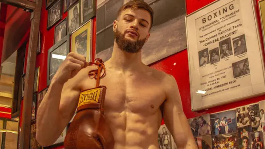Baptiste Cheval est champion de New York, puis champion de l'État et vainqueur des Golden Gloves.