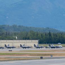 Dese F-22 Raptors sur la base conjointe d'Elmendorf-Richardson, en Alaska, le 13 juillet 2025. 