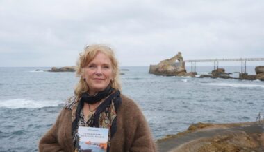 dans un livre, Marie d’Albarade raconte Biarritz à travers ses plages