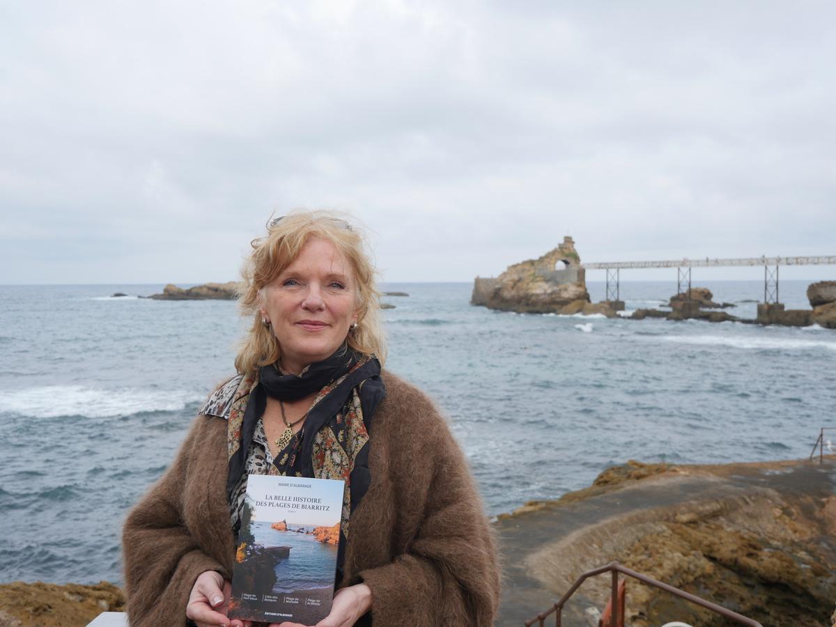 dans un livre, Marie d’Albarade raconte Biarritz à travers ses plages
