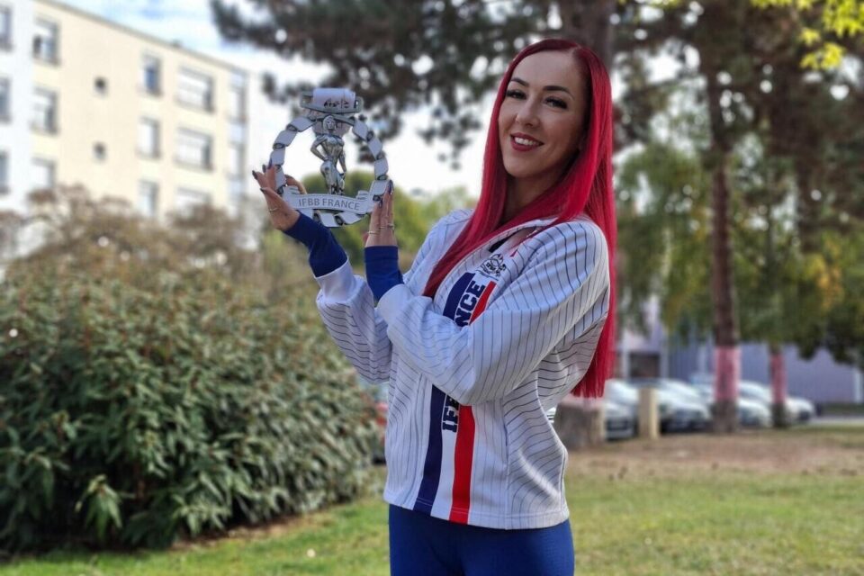 Cécilia Cescutti, avec son trophée de vice-championne de France de bodybuilding.