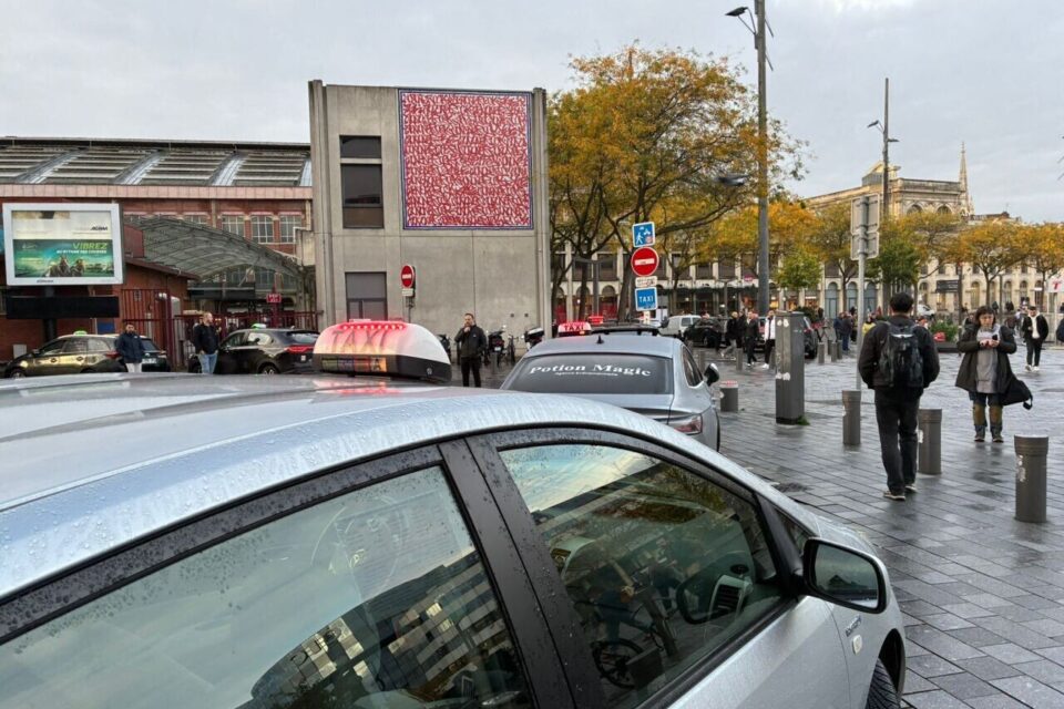 La gare Lille-Flandres était le point de ralliement pour les chauffeurs lillois. Tous convergent vers la préfecture, qu'ils devraient atteindre en milieu de matinée.