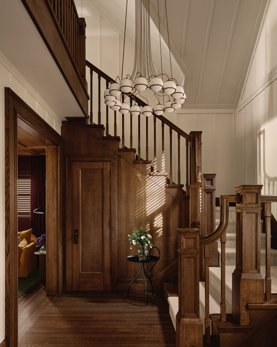 Ce lustre Sfere du designer Gino Sarfatti pour la marque danoise Astep amène une pointe d’originalité dans le hall d’entrée.