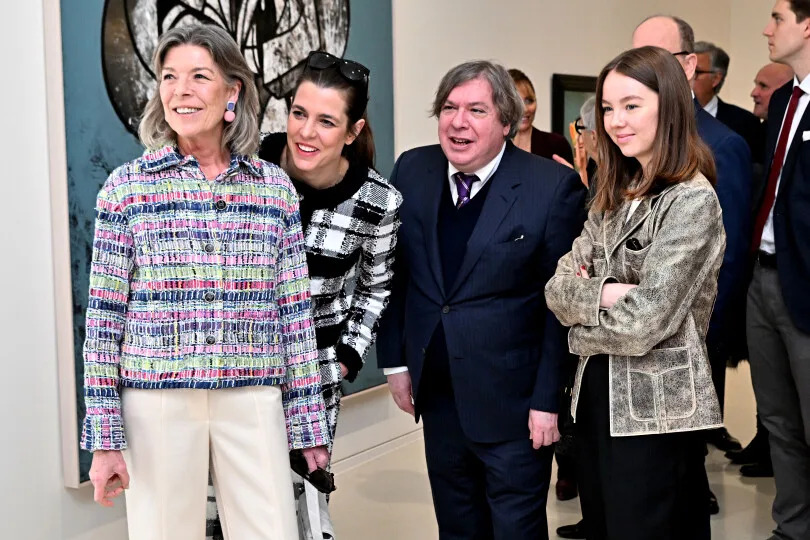 La princesse Caroline de Hanovre, Charlotte Casiraghi, George Condo et Alexandra de Hanovre durant le vernissage de l'exposition Humanoïdes de l'artiste George Condo au Nouveau Musée National de Monaco, le 30 mars 2023.