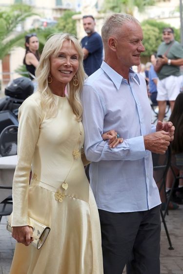 Avec sa femme, Trudie, lors du mariage de sa fille Fuchsia Kate Sumner, à Noto, en Sicile, le 14 juillet.