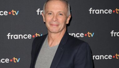 cette photo de Samuel Etienne face aux bijoux res ...