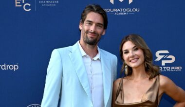 Baiser, décolleté, paillettes… Alice Detollenaere et Camille Lacourt plus glamour et soudés que jamais sur le tapis rouge (Vidéo)