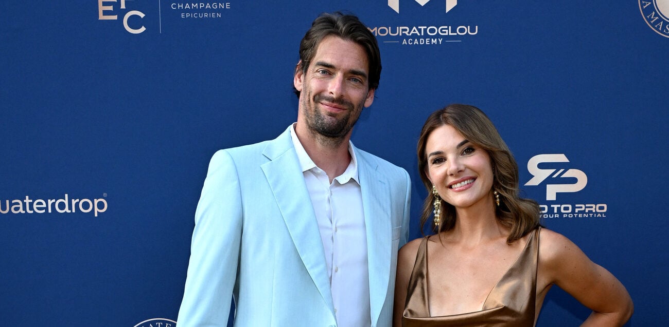 Baiser, décolleté, paillettes… Alice Detollenaere et Camille Lacourt plus glamour et soudés que jamais sur le tapis rouge (Vidéo)