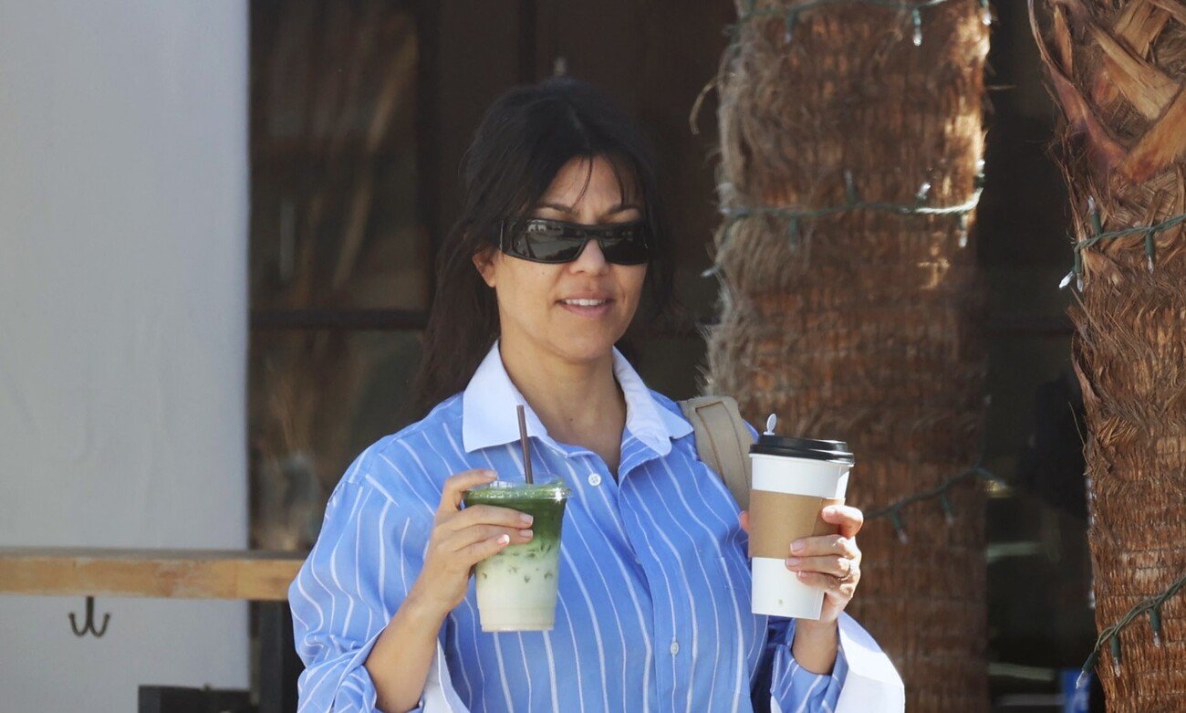 Kourtney Kardashian stylée sans pantalon : l’amour lui fait perdre la tête dans les ruelles de Palm Springs (Photos)