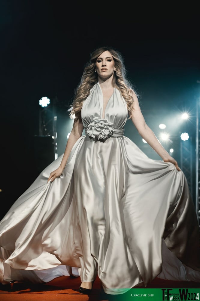 Tenue issue d'une collection de la marque Jenia Gala