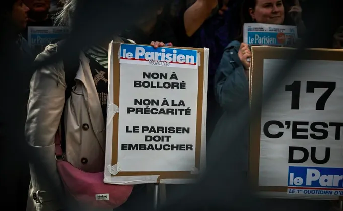 Des salariés du Parisien s'étaient rassemblés à Paris, le 22 septembre 2025, devant leur siège pour protester contre la rumeur de vente du quotidien au groupe de médias Bolloré