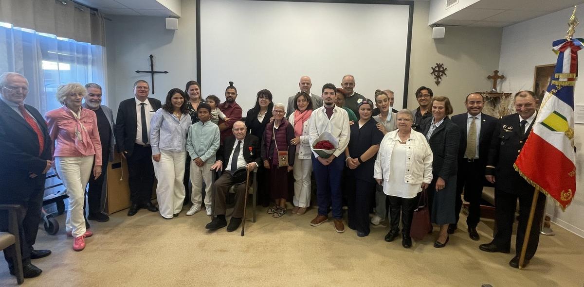 à l’âge de 102 ans, il reçoit la Légion d'honneur