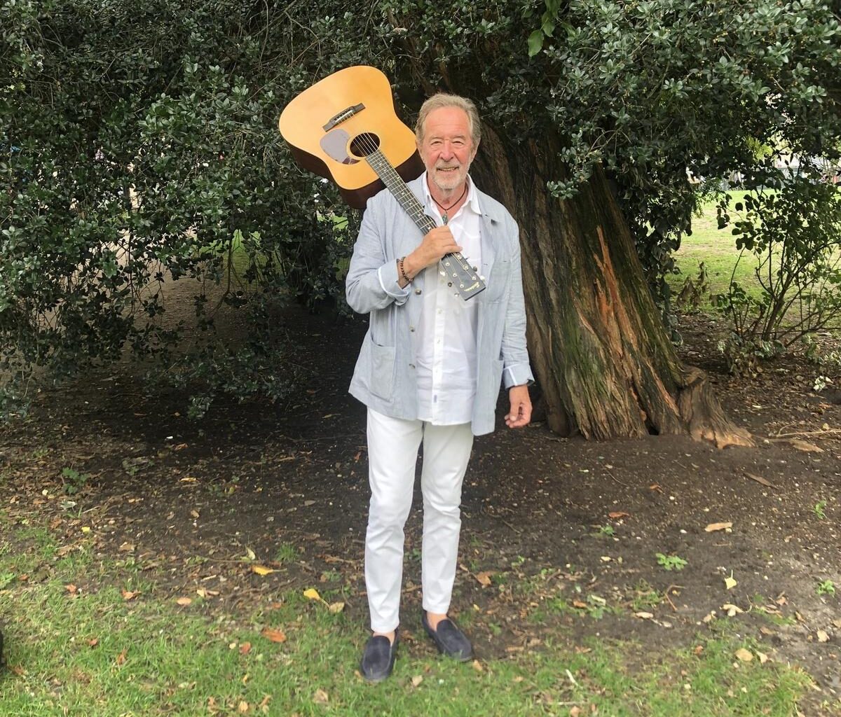 Jacques Chambon, auteur, compositeur et interprète, plaide pour pouvoir chanter sur les marchés