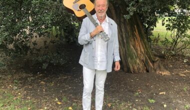 Jacques Chambon, auteur, compositeur et interprète, plaide pour pouvoir chanter sur les marchés