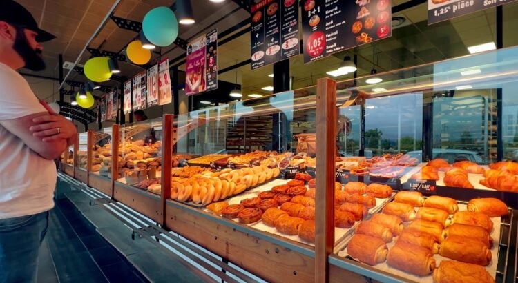 Un boulanger en rogne, "c'est absurde", son commerce démantelé pour y construire une piste cyclable