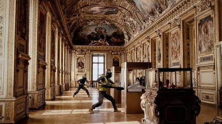 Cambriolage au Louvre : "On a vu quelque chose de très violent", raconte une surveillante qui a assisté au casse