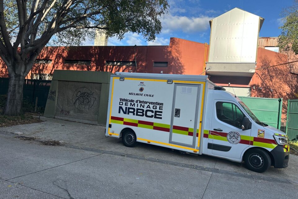 Le véhicule des démineurs sur les lieux de l'attaque.