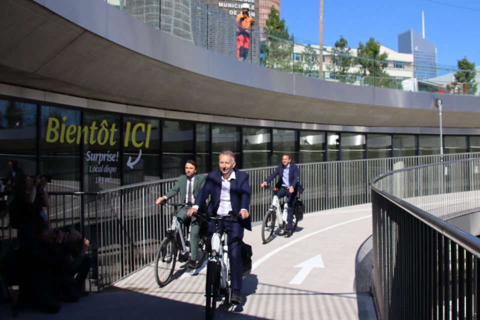 Bruno Bernard, Grégory Doucet et Fabien Bagnon accédant à la vélostation Béraudier via la rampe dédiée.