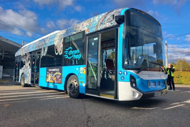 Les livrées des bus Chron’op C4 et C5 de Strasbourg ont été réalisées par Samuel Bas et Camille Fischer. (© Thomas Blanc / Actu Strasbourg)