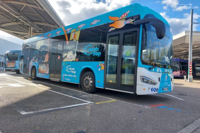 Les livrées des bus Chron’op C4 et C5 de Strasbourg ont été réalisées par Samuel Bas et Camille Fischer. (© Thomas Blanc / Actu Strasbourg)