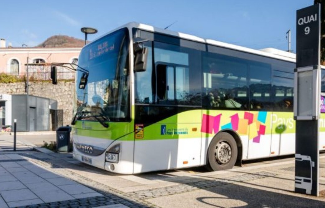 Près de Grenoble. Le trajet en bus de la jeune fille est traumatisant, la police intervient
