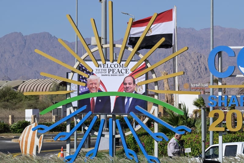 Les portraits du président américain Donald Trump (g) et du président égyptien Abdel Fattah al-Sissi à l'extérieur du centre des congrès avant le sommet sur Gaza à Charm el-Cheikh, le 13 octobre 2025 en Egypte